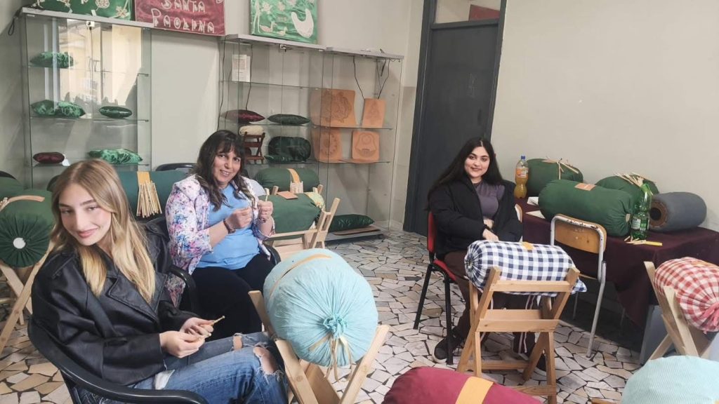 Santa Paolina, gli studenti dell’Amatucci riscoprono l’arte del Tombolo.(foto)