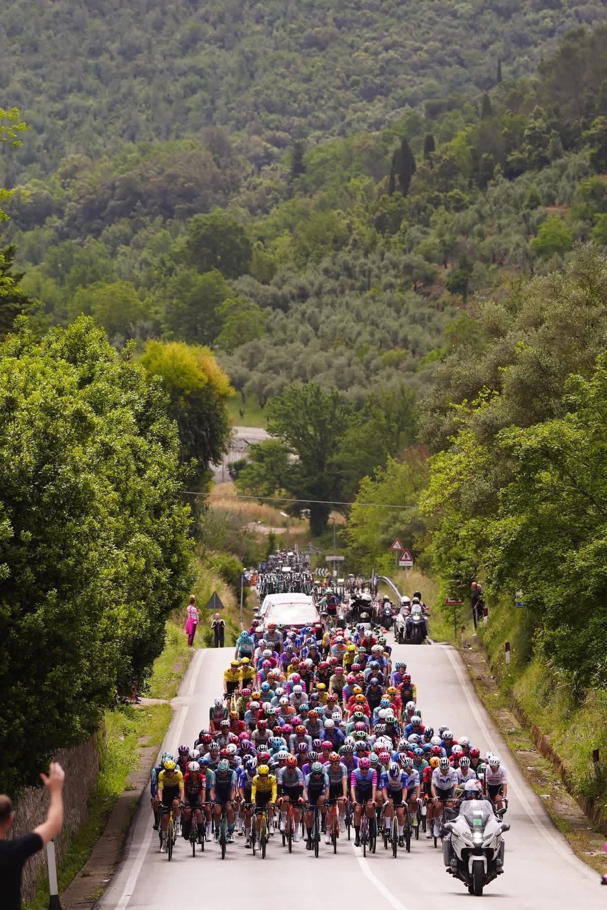 Giro d’Italia, Vingegaard domina il Blockhaus: Eulalio resiste in maglia rosa.(foto)