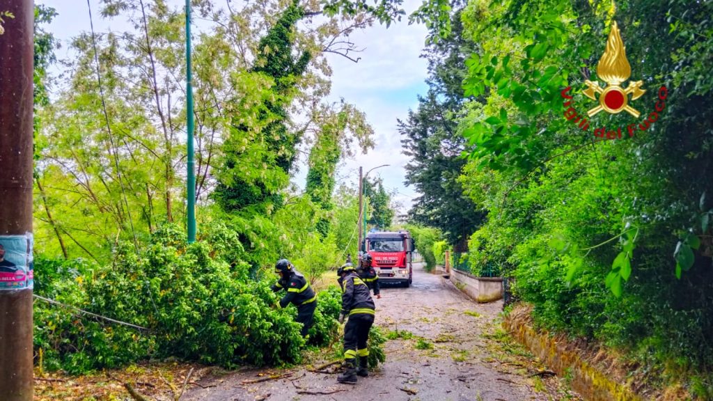 Maltempo in Irpinia, numerosi interventi dei Vigili del Fuoco nella notte