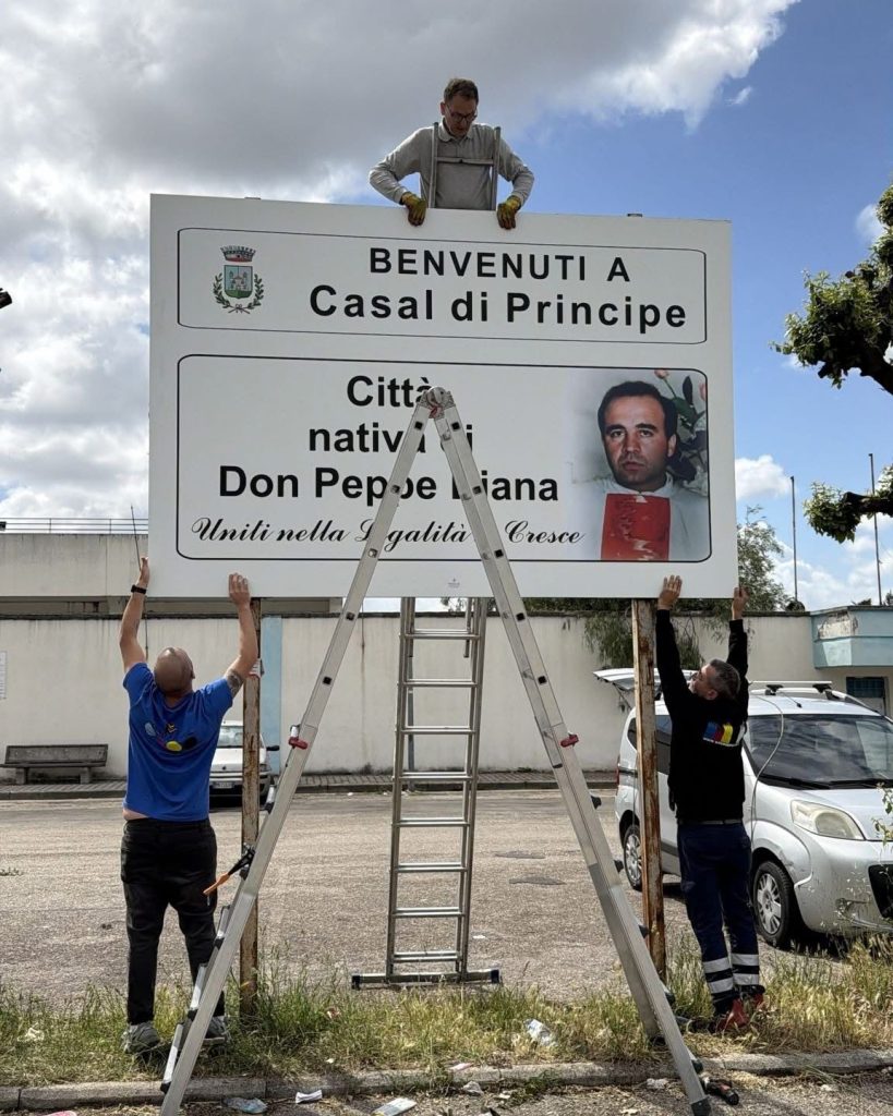 Casal di Principe, ripristinata la tabella dedicata a Don Peppe Diana: “Uniti nella legalità si cresce”