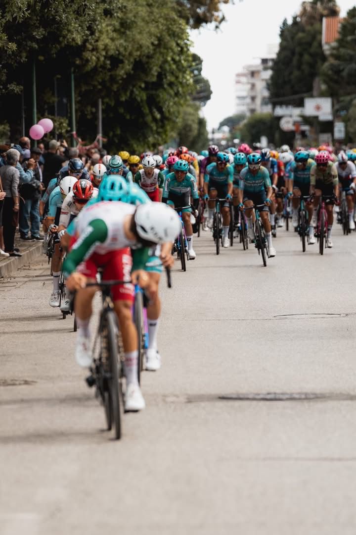 Giro d’Italia, Narvaez vince sui muri di Fermo: Eulalio resta in rosa