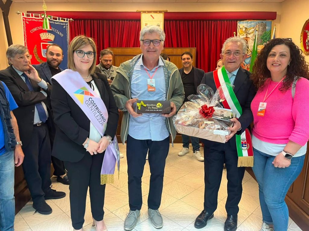 Cicciano, al via il Palio del Casale: nella sala consiliare il tradizionale scambio dei doni tra le delegazioni italiane