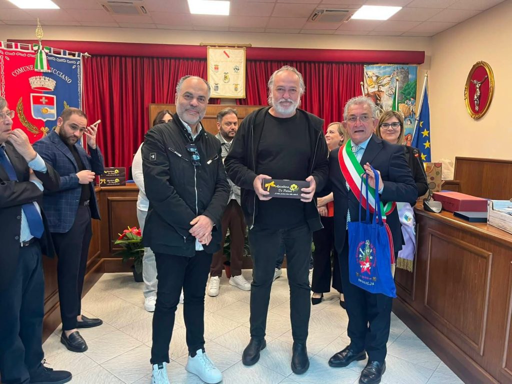 Cicciano, al via il Palio del Casale: nella sala consiliare il tradizionale scambio dei doni tra le delegazioni italiane