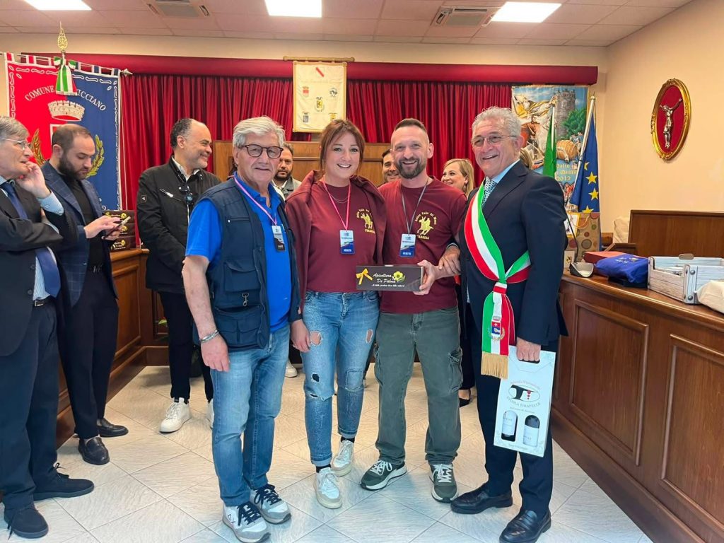 Cicciano, al via il Palio del Casale: nella sala consiliare il tradizionale scambio dei doni tra le delegazioni italiane