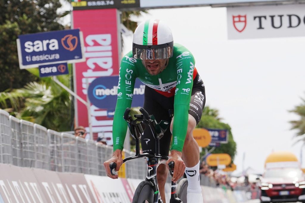 Giro d’Italia, Ganna domina la crono: Eulalio resta in rosa per 27 secondi