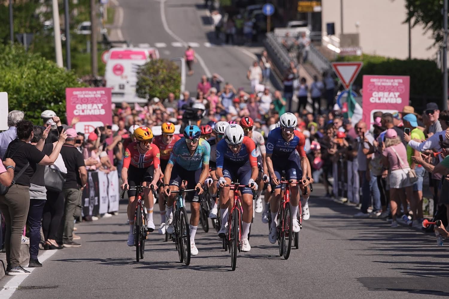 Giro d’Italia, Bettiol torna a volare: trionfo in fuga a Verbania. Eulalio resta in maglia rosa Giro d’Italia, Bettiol torna a volare: trionfo in fuga a Verbania. Eulalio resta in maglia rosa