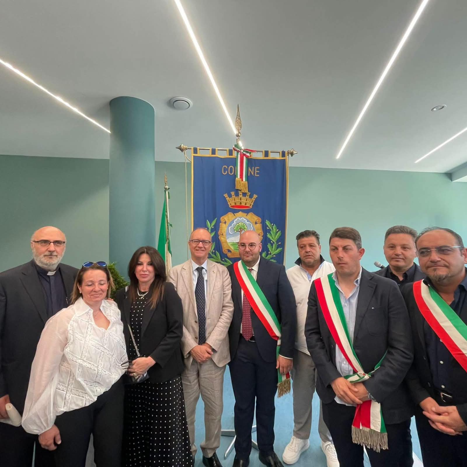Il Ministro Valditara ad Arcella inaugura il nuovo Polo dell’Infanzia: presenti anche i neo consiglieri di Quadrelle Felice Angelo Conte e Anna Schettino Il Ministro Valditara ad Arcella inaugura il nuovo Polo dell’Infanzia: presenti anche i neo consiglieri di Quadrelle Felice Angelo Conte e Anna Schettino