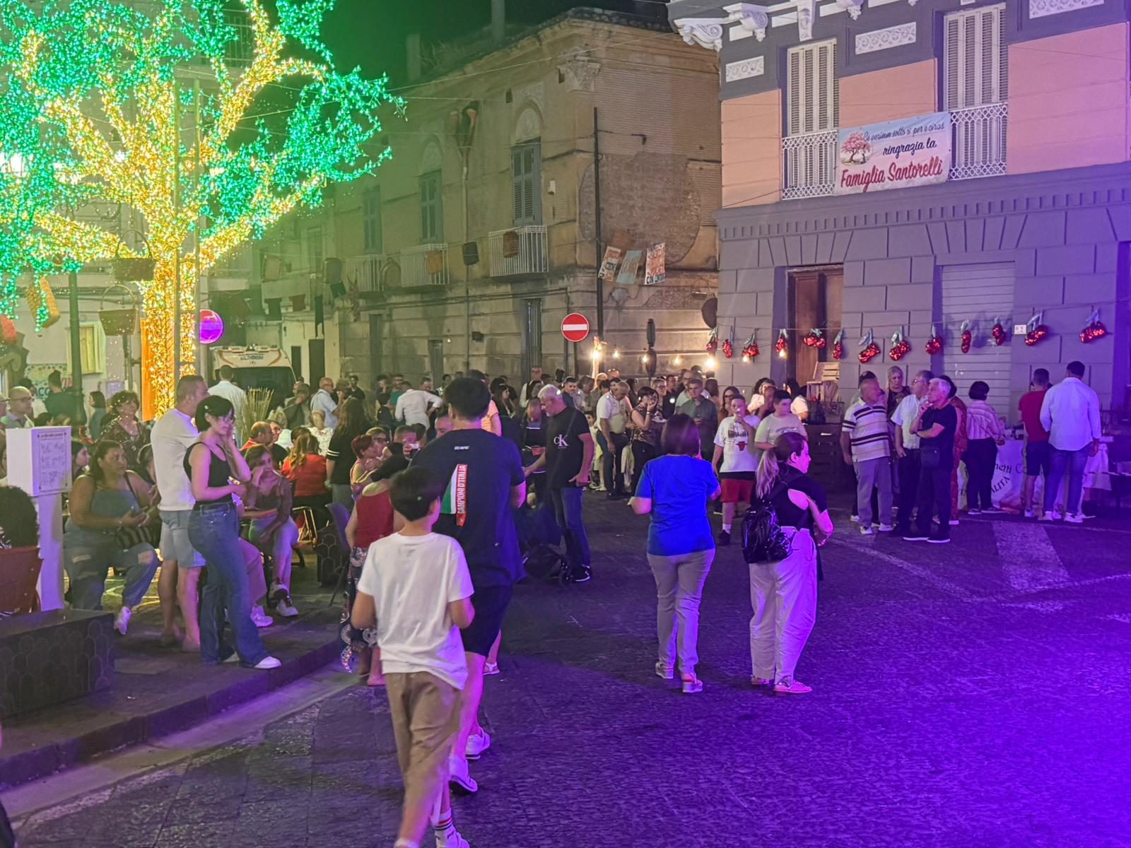 Comiziano, successo per la prima serata della Sagra della Ciliegia: tradizione e sapori sotto “o’ per e ciras” Comiziano, successo per la prima serata della Sagra della Ciliegia: tradizione e sapori sotto “o’ per e ciras”