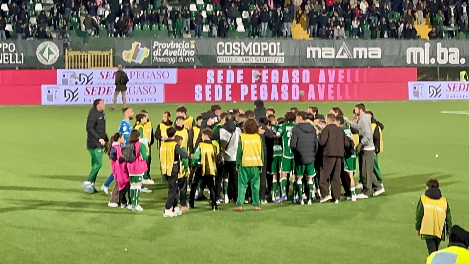 Avellino, missione compiuta: il Partenio esplode, i lupi volano ai playoff Avellino, missione compiuta: il Partenio esplode, i lupi volano ai playoff