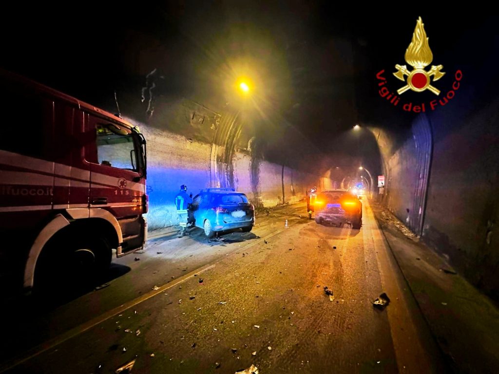 Incidente nella Galleria Monte Pergola: tre feriti e traffico bloccato nella notte