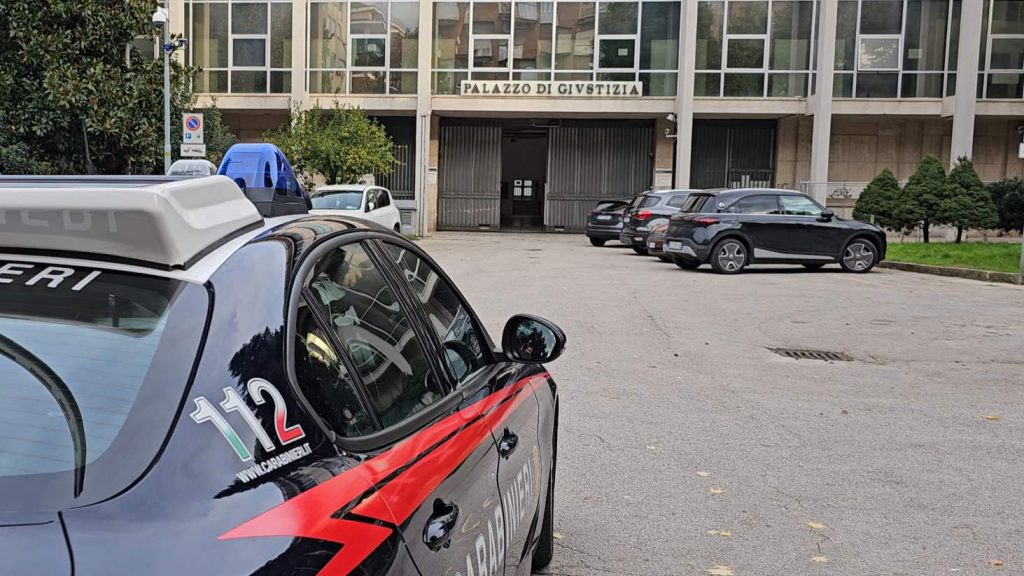 Carabinieri Avellino. In corso lapplicazione di 8 misure cautelari per associazione per delinquere finalizzata ad una serie di delitti contro la fede pubblica e il patrimonio