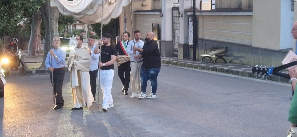 Quadrelle celebra il Corpus Domini: fede, tradizione e partecipazione della comunità. Foto e video