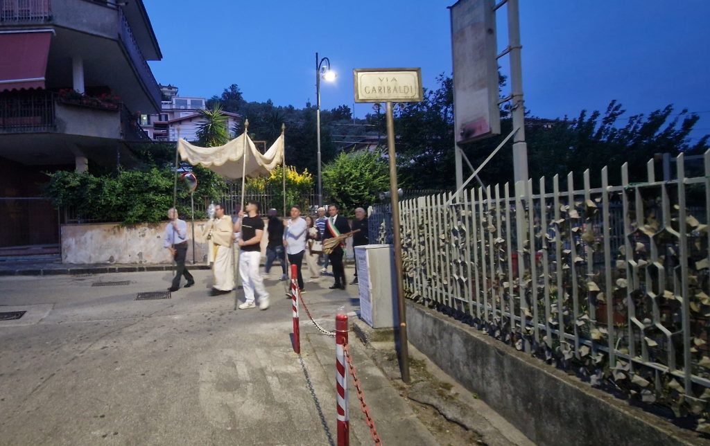 Quadrelle celebra il Corpus Domini: fede, tradizione e partecipazione della comunità. Foto e video
