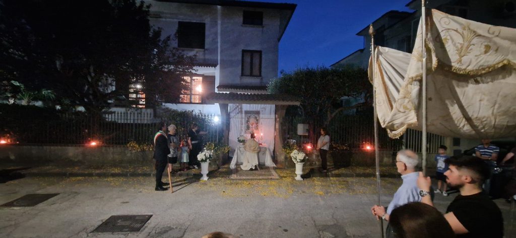 Quadrelle celebra il Corpus Domini: fede, tradizione e partecipazione della comunità. Foto e video