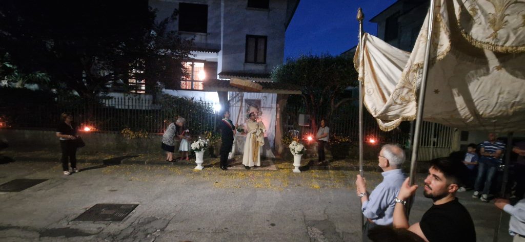 Quadrelle celebra il Corpus Domini: fede, tradizione e partecipazione della comunità. Foto e video