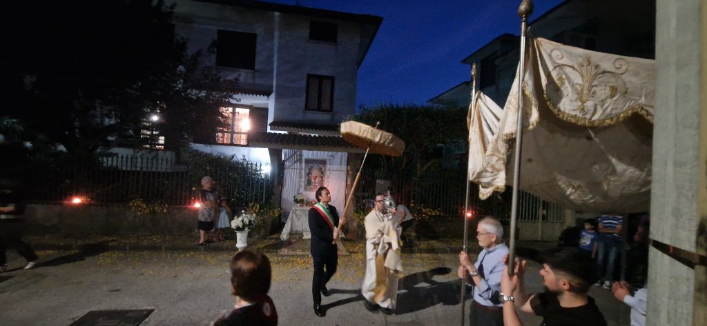 Quadrelle celebra il Corpus Domini: fede, tradizione e partecipazione della comunità. Foto e video