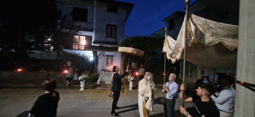 Quadrelle celebra il Corpus Domini: fede, tradizione e partecipazione della comunità. Foto e video