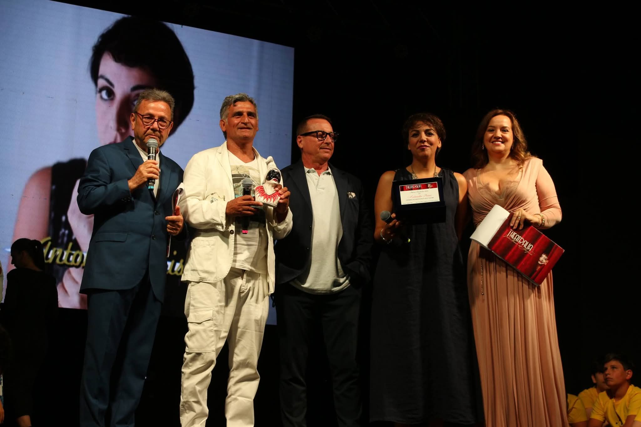 Theatralia 2026, Visciano celebra il teatro: successo straordinario per la quinta edizione del Festival Nazionale dell’Arte Teatrale Theatralia 2026, Visciano celebra il teatro: successo straordinario per la quinta edizione del Festival Nazionale dell’Arte Teatrale