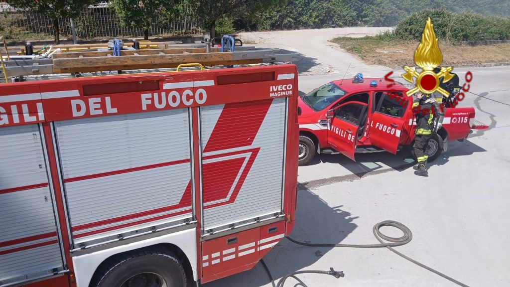 Incendio in uno stabilimento di calcestruzzi ad Avellino: distrutto un container adibito ad area ristoro