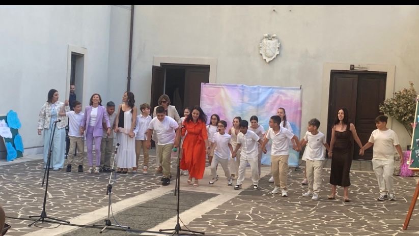 Forino (Av). Gli Alunni della 5 C della Scuola Primaria di Celzi emozionano nella recita di Fine anno dal titolo I SOGNI tenuta a Palazzo Caracciolo Forino (Av). Gli Alunni della 5 C della Scuola Primaria di Celzi emozionano nella recita di Fine anno dal titolo I SOGNI tenuta a Palazzo Caracciolo
