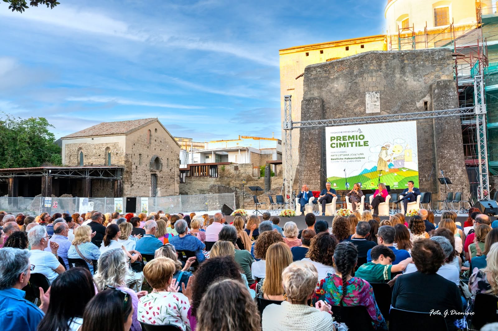 Premio Cimitile, Maurizio de Giovanni incanta il pubblico con “Il tempo dell’orologiaio” Premio Cimitile, Maurizio de Giovanni incanta il pubblico con “Il tempo dell’orologiaio”