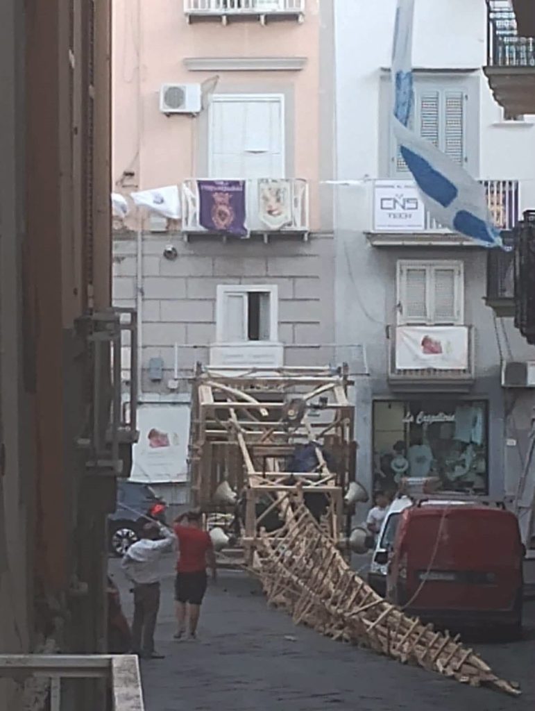 Nola, forte vento durante i preparativi della Festa dei Gigli: cede un obelisco, nessun ferito Nola, forte vento durante i preparativi della Festa dei Gigli: cede un obelisco, nessun ferito