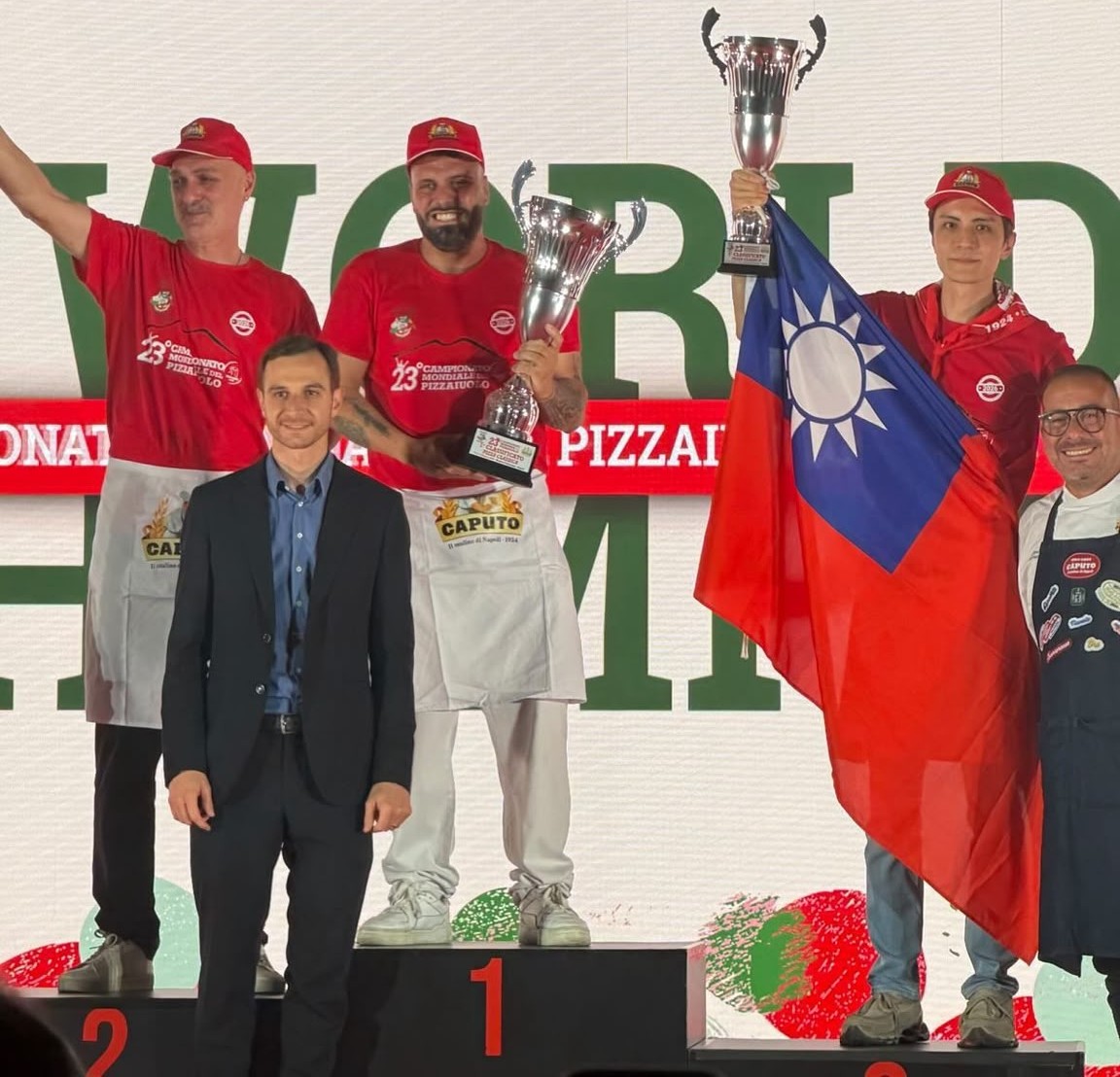 NUOVO TROFEO PER CARMINE COLELLA: È SUA LA PIZZA CLASSICA PIÙ BUONA DEL MONDO NUOVO TROFEO PER CARMINE COLELLA: È SUA LA PIZZA CLASSICA PIÙ BUONA DEL MONDO
