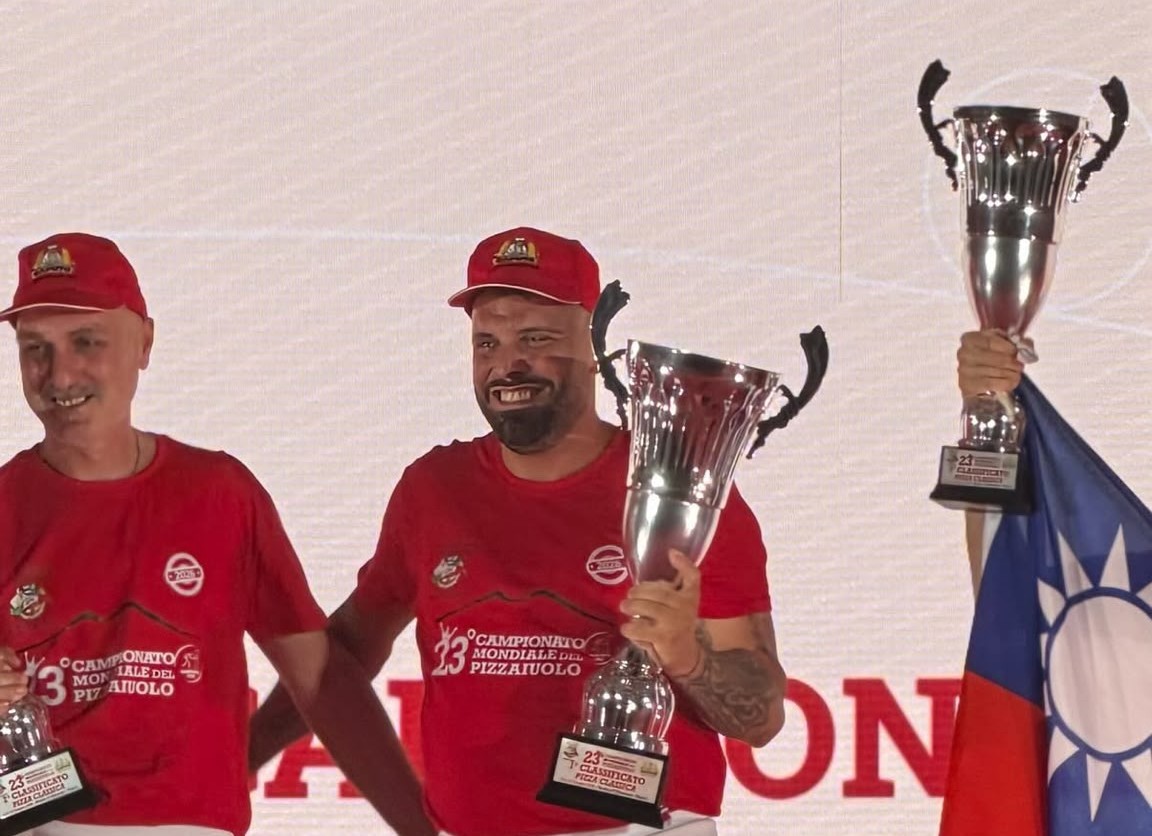 NUOVO TROFEO PER CARMINE COLELLA: È SUA LA PIZZA CLASSICA PIÙ BUONA DEL MONDO NUOVO TROFEO PER CARMINE COLELLA: È SUA LA PIZZA CLASSICA PIÙ BUONA DEL MONDO