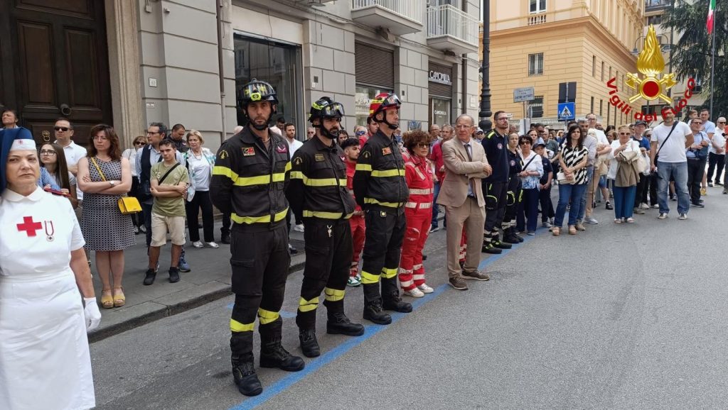 Avellino celebra gli 80 anni della Repubblica: istituzioni, cittadini e Vigili del Fuoco insieme per il 2 Giugno Avellino celebra gli 80 anni della Repubblica: istituzioni, cittadini e Vigili del Fuoco insieme per il 2 Giugno