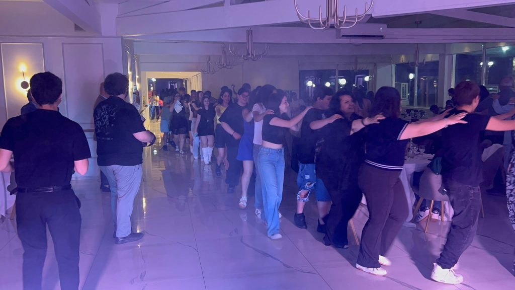 AVELLA. LIstituto Comprensivo Mons. Guerriero festeggia gli alunni delle classi terze che finiscono il loro ciclo di studio. Foto e Video AVELLA. LIstituto Comprensivo Mons. Guerriero festeggia gli alunni delle classi terze che finiscono il loro ciclo di studio. Foto e Video