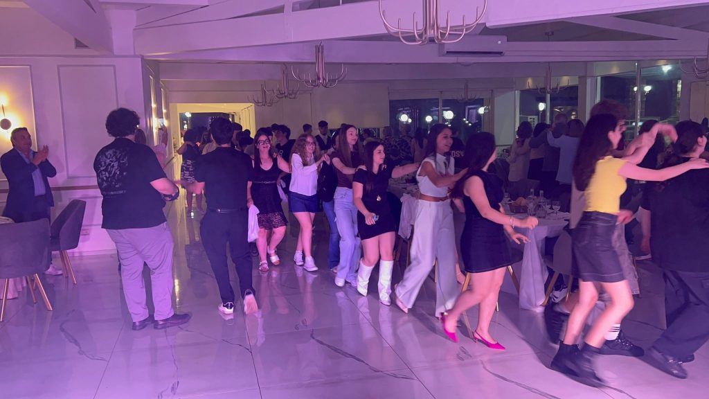 AVELLA. LIstituto Comprensivo Mons. Guerriero festeggia gli alunni delle classi terze che finiscono il loro ciclo di studio. Foto e Video AVELLA. LIstituto Comprensivo Mons. Guerriero festeggia gli alunni delle classi terze che finiscono il loro ciclo di studio. Foto e Video