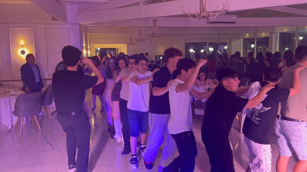 AVELLA. LIstituto Comprensivo Mons. Guerriero festeggia gli alunni delle classi terze che finiscono il loro ciclo di studio. Foto e Video AVELLA. LIstituto Comprensivo Mons. Guerriero festeggia gli alunni delle classi terze che finiscono il loro ciclo di studio. Foto e Video
