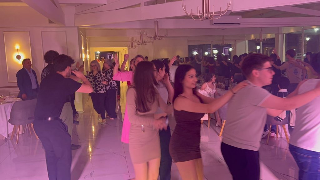 AVELLA. LIstituto Comprensivo Mons. Guerriero festeggia gli alunni delle classi terze che finiscono il loro ciclo di studio. Foto e Video AVELLA. LIstituto Comprensivo Mons. Guerriero festeggia gli alunni delle classi terze che finiscono il loro ciclo di studio. Foto e Video