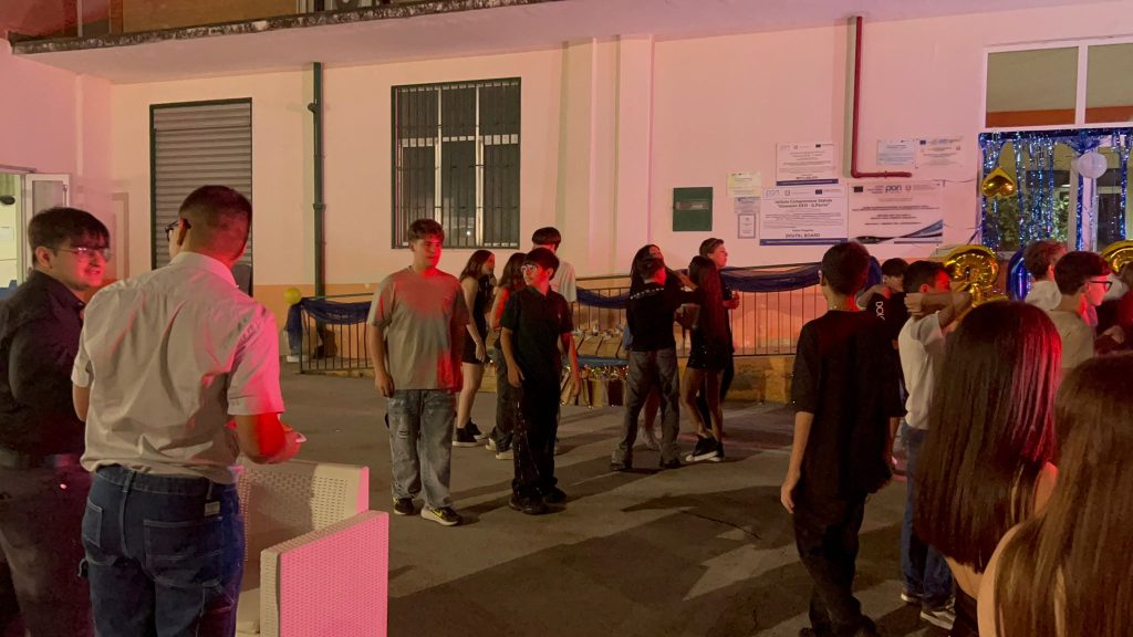 Baiano, festa di fine anno per gli studenti delle terze: una serata tra emozioni, musica e divertimento