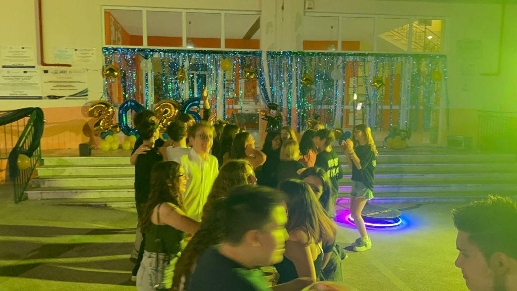 Baiano, festa di fine anno per gli studenti delle terze: una serata tra emozioni, musica e divertimento