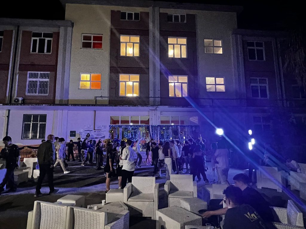 Baiano, festa di fine anno per gli studenti delle terze: una serata tra emozioni, musica e divertimento