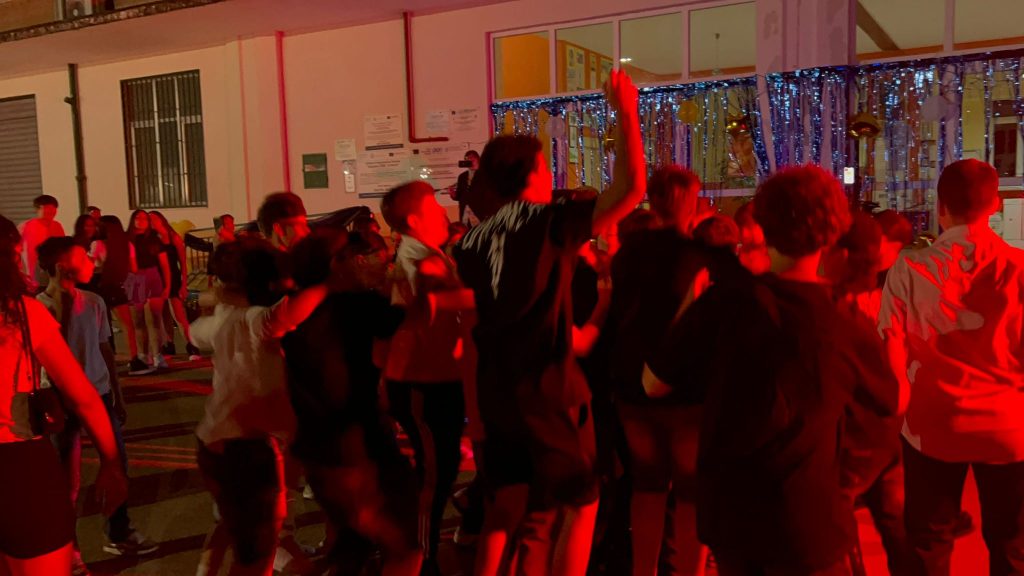 Baiano, festa di fine anno per gli studenti delle terze: una serata tra emozioni, musica e divertimento