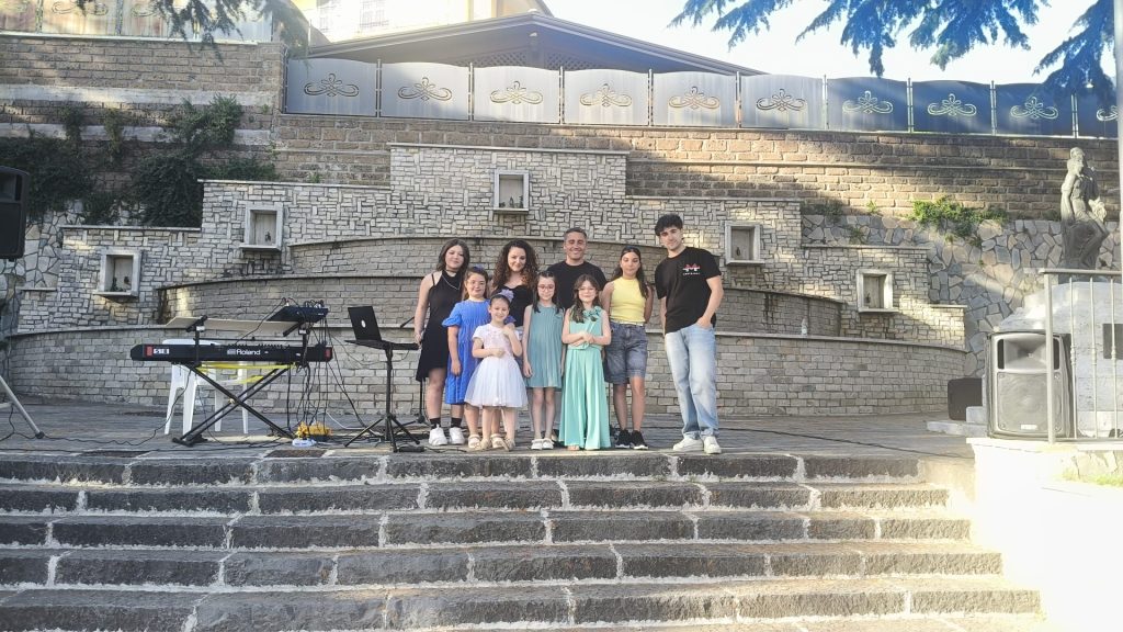 Quadrelle. Musikarma ETS incanta Piazza Vittoria: musica, cultura e innovazione nel cuore dell’Irpinia Quadrelle. Musikarma ETS incanta Piazza Vittoria: musica, cultura e innovazione nel cuore dell’Irpinia