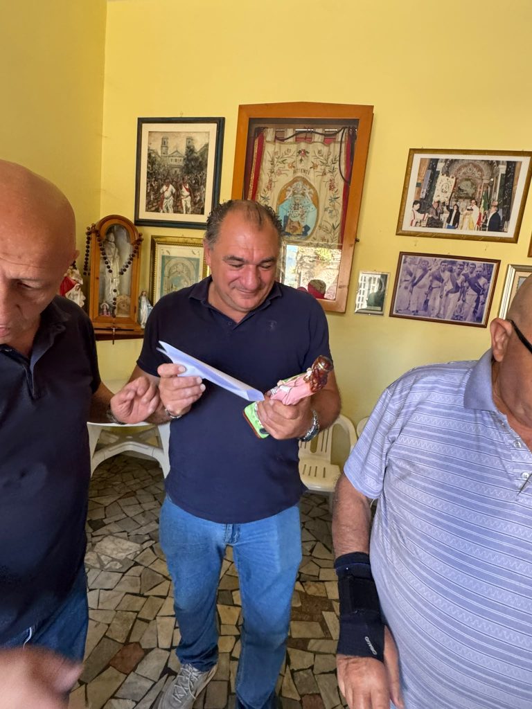 Mugnano del Cardinale, ad Antonio Guerriero il grazie del comitato Festa e Battenti: “La tua disponibilità è il dono più grande”(foto e video) Mugnano del Cardinale, ad Antonio Guerriero il grazie del comitato Festa e Battenti: “La tua disponibilità è il dono più grande”(foto e video)