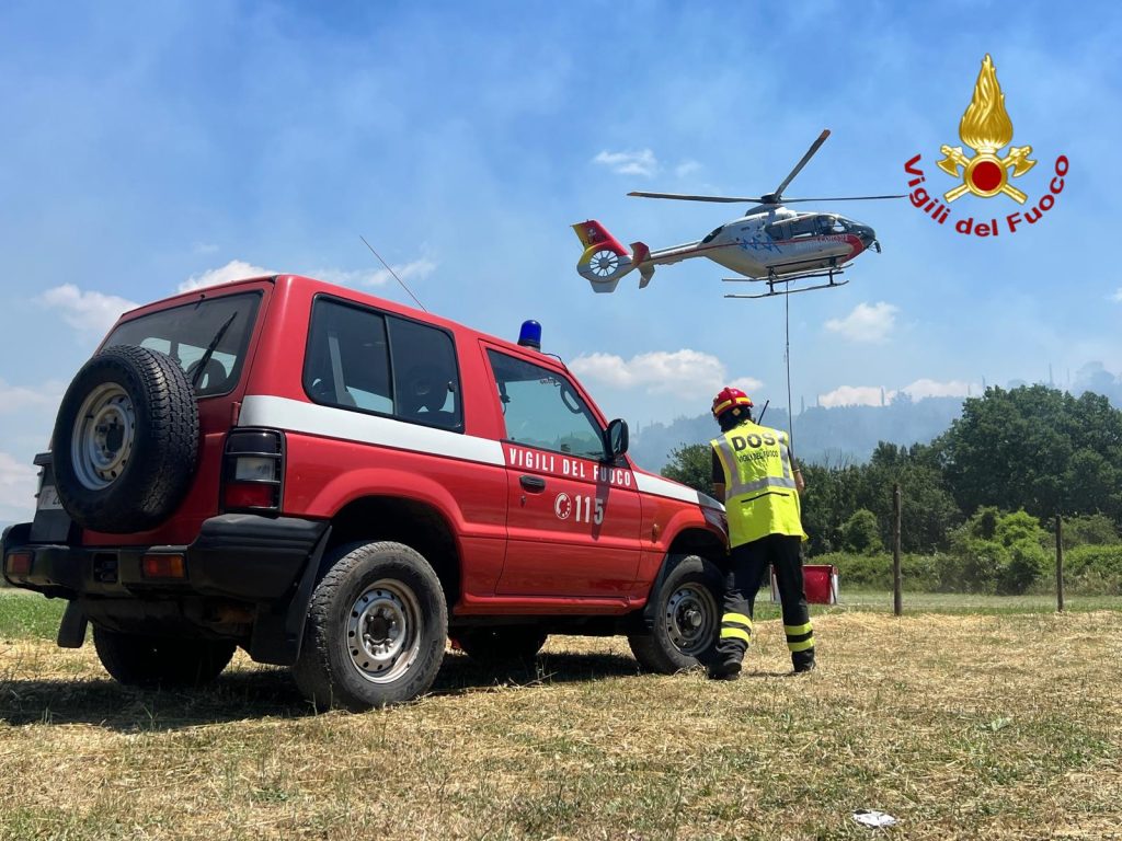 Incendio di vegetazione a Caserta Vecchia: personale del Comando dei Vigili del Fuoco di Avellino in supporto alle operazioni di spegnimento. Incendio di vegetazione a Caserta Vecchia: personale del Comando dei Vigili del Fuoco di Avellino in supporto alle operazioni di spegnimento.