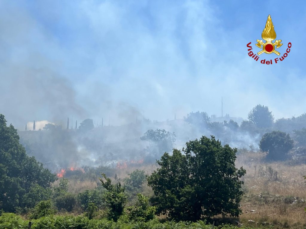 Incendio di vegetazione a Caserta Vecchia: personale del Comando dei Vigili del Fuoco di Avellino in supporto alle operazioni di spegnimento. Incendio di vegetazione a Caserta Vecchia: personale del Comando dei Vigili del Fuoco di Avellino in supporto alle operazioni di spegnimento.