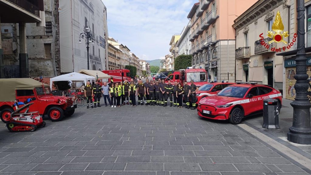 Avellino celebra gli 80 anni della Repubblica: istituzioni, cittadini e Vigili del Fuoco insieme per il 2 Giugno Avellino celebra gli 80 anni della Repubblica: istituzioni, cittadini e Vigili del Fuoco insieme per il 2 Giugno