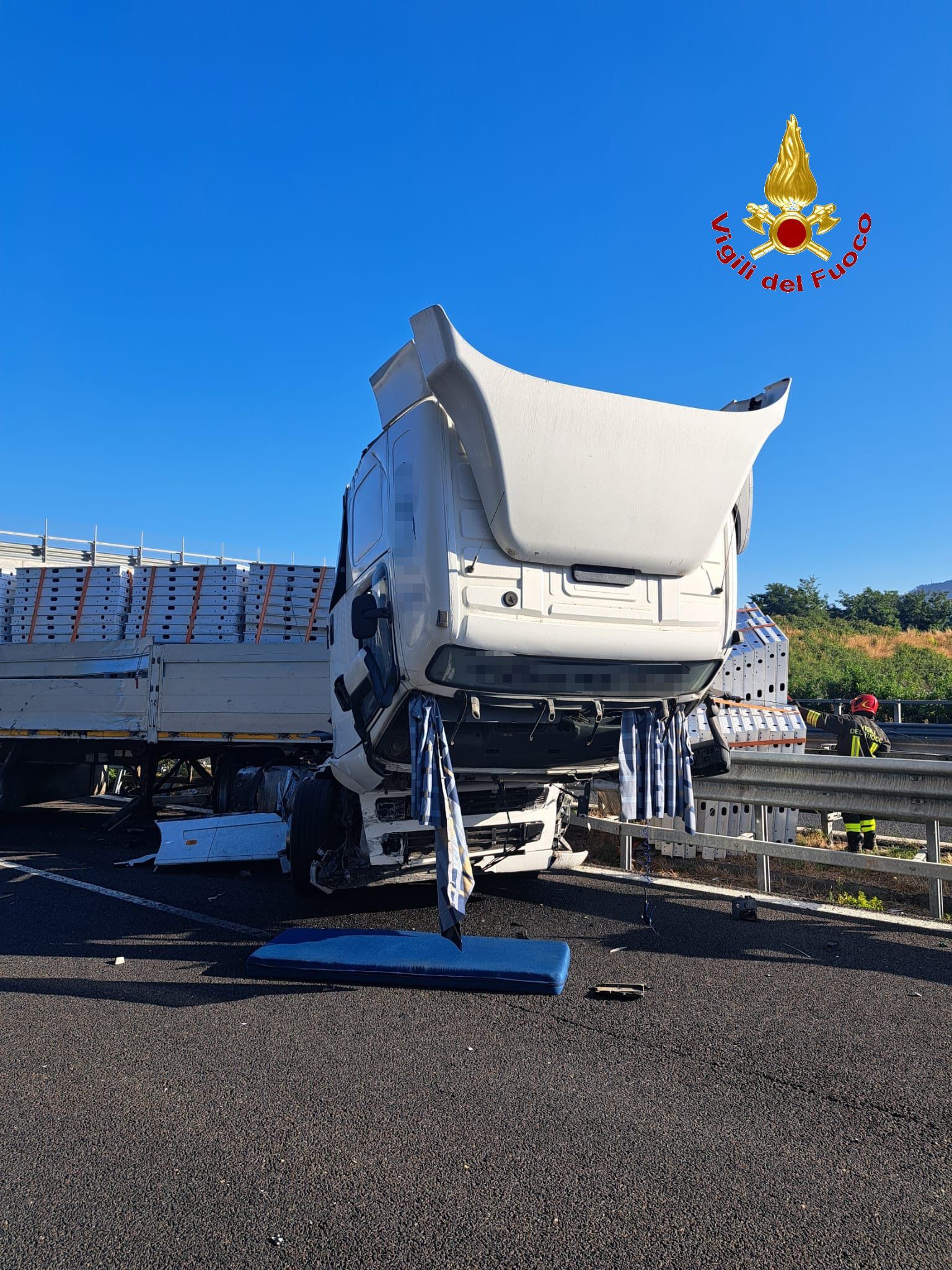 Maddaloni, autotreno si ribalta sull’A30: due feriti gravi, traffico in tilt Maddaloni, autotreno si ribalta sull’A30: due feriti gravi, traffico in tilt