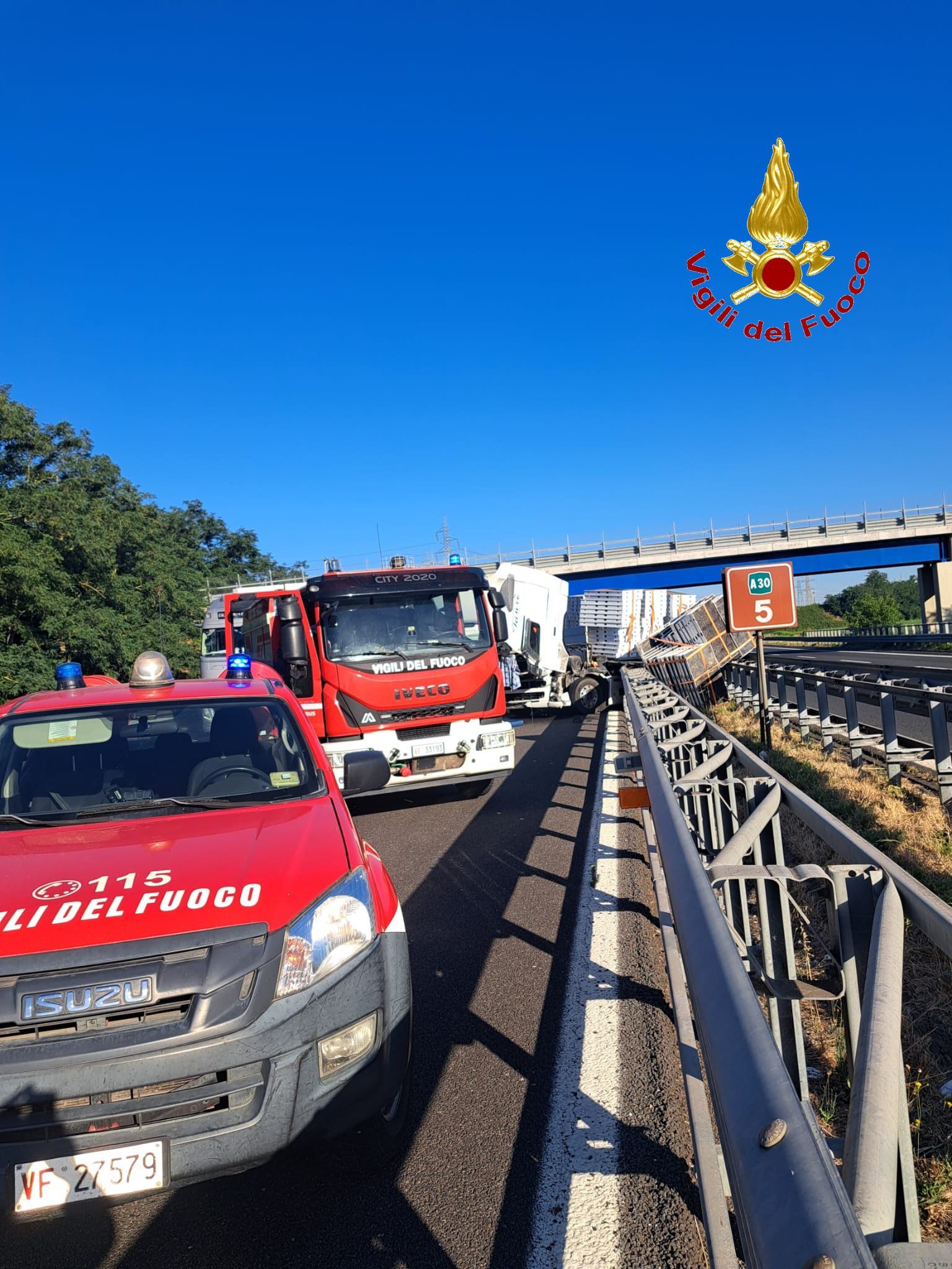 Maddaloni, autotreno si ribalta sull’A30: due feriti gravi, traffico in tilt Maddaloni, autotreno si ribalta sull’A30: due feriti gravi, traffico in tilt