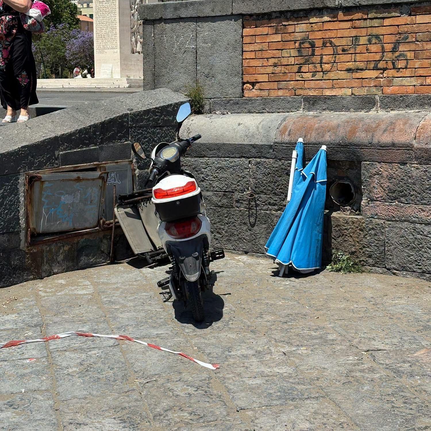 Lido Mappatella, maxi blitz contro gli abusivi: sequestrati oltre cento tra lettini e ombrelloni Lido Mappatella, maxi blitz contro gli abusivi: sequestrati oltre cento tra lettini e ombrelloni
