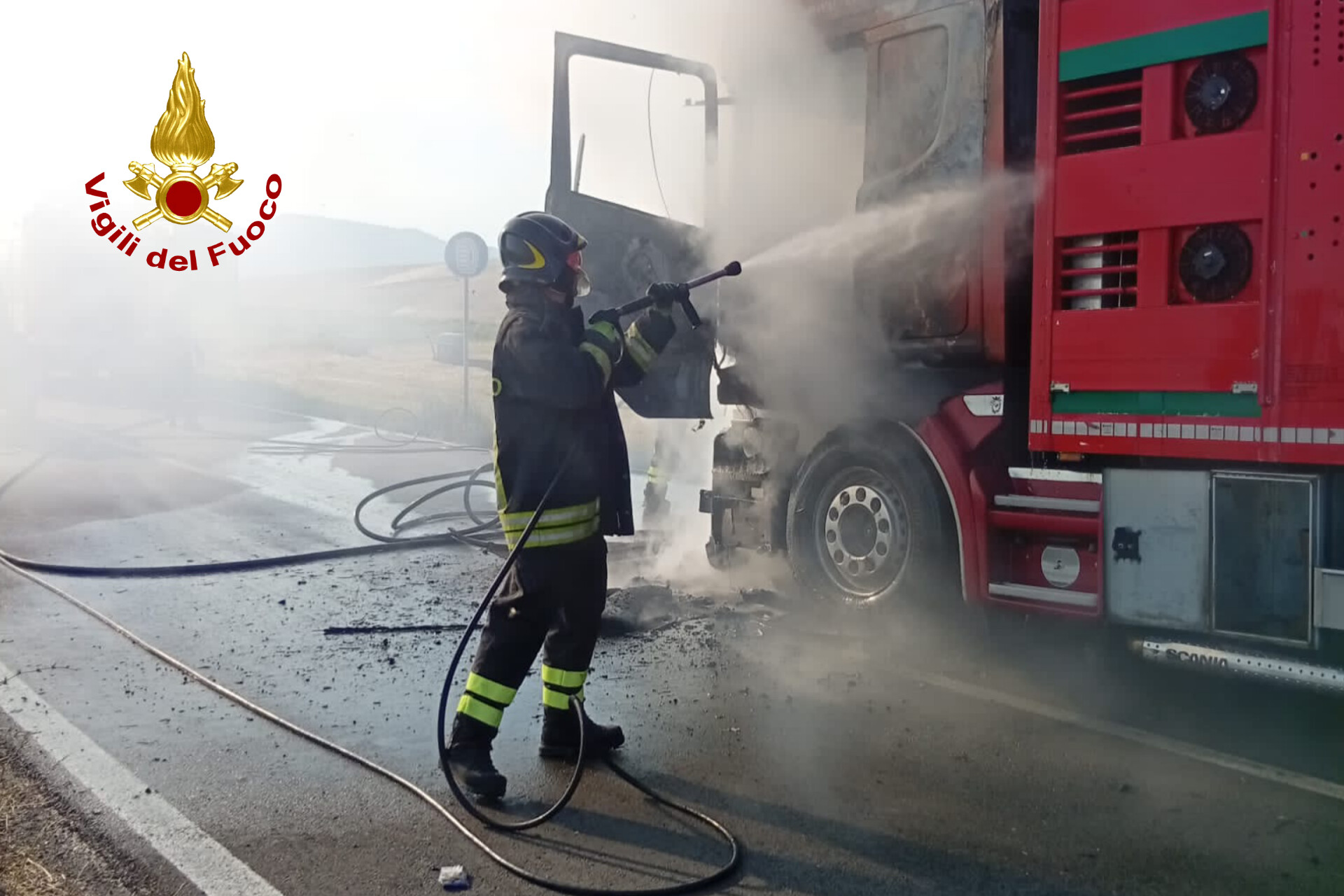 Autotreno in fiamme sulla strada per Rocca San Felice: salvi decine di vitelli grazie al tempestivo intervento dei Vigili del Fuoco Autotreno in fiamme sulla strada per Rocca San Felice: salvi decine di vitelli grazie al tempestivo intervento dei Vigili del Fuoco