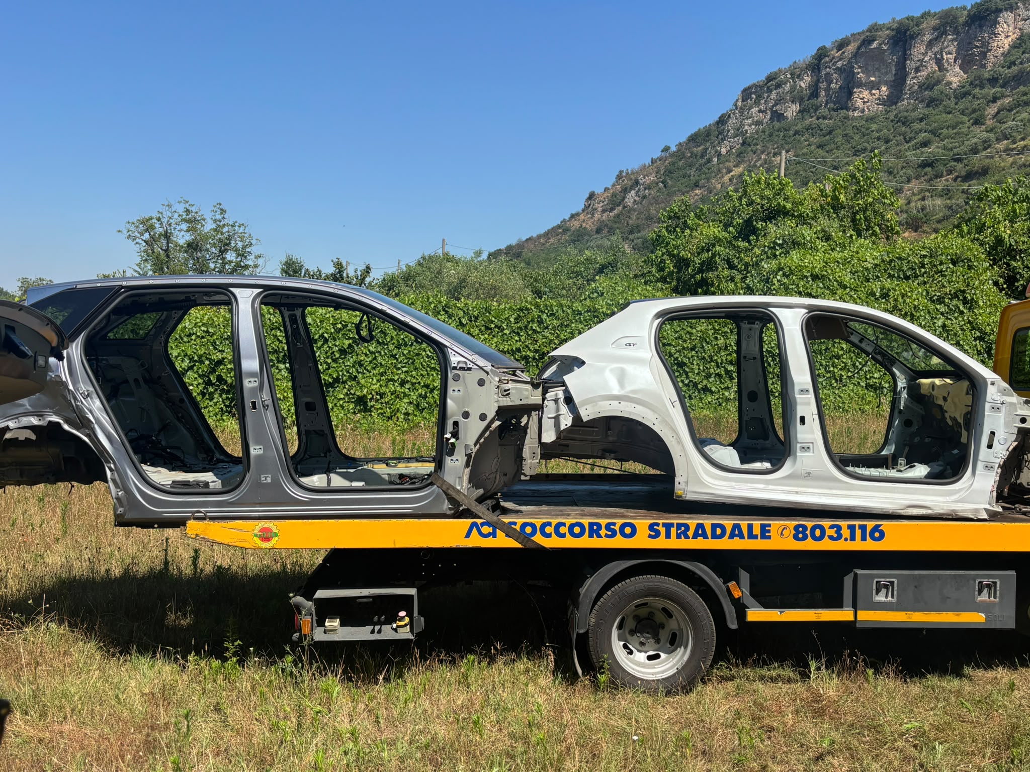 Sarno, rinvenute due carcasse di auto in un terreno: indagano i Carabinieri Sarno, rinvenute due carcasse di auto in un terreno: indagano i Carabinieri
