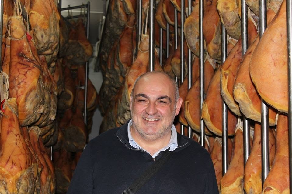 Peppino Caramiello: Oste, Cacciatore di Bontà, Contadino e promoter culturale Peppino Caramiello: Oste, Cacciatore di Bontà, Contadino e promoter culturale