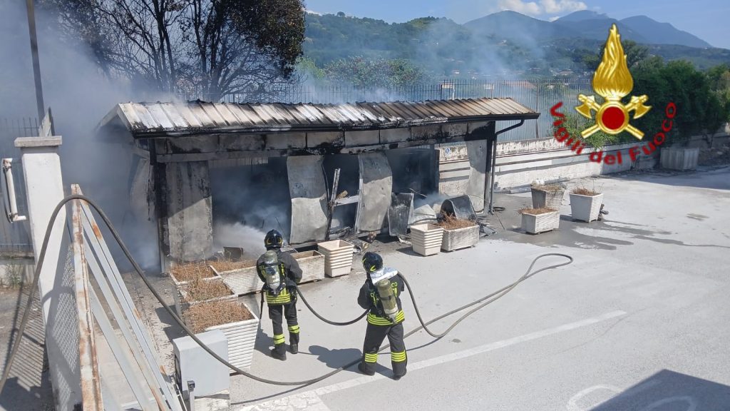 Incendio in uno stabilimento di calcestruzzi ad Avellino: distrutto un container adibito ad area ristoro Incendio in uno stabilimento di calcestruzzi ad Avellino: distrutto un container adibito ad area ristoro