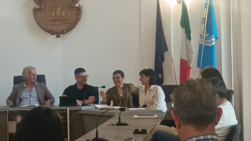 “SUSSURRI AL CASTELLO” Ceppaloni: dove il mito diventa memoria e la memoria torna a parlare. “SUSSURRI AL CASTELLO” Ceppaloni: dove il mito diventa memoria e la memoria torna a parlare.
